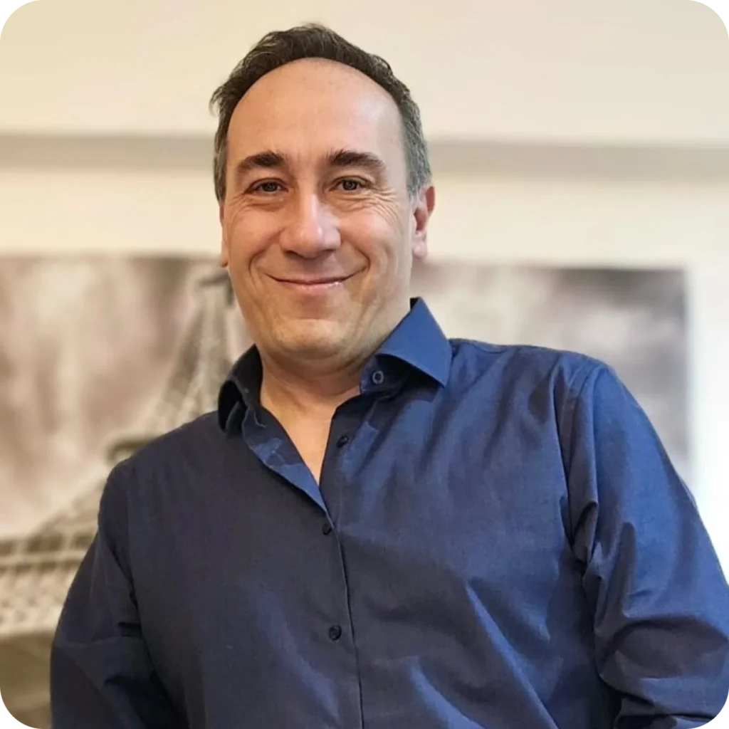 Alejandro Juroczko, especialista en Focusing para empresas y Liderazgo, sonriendo en un entorno profesional. Potenciar Focusing.