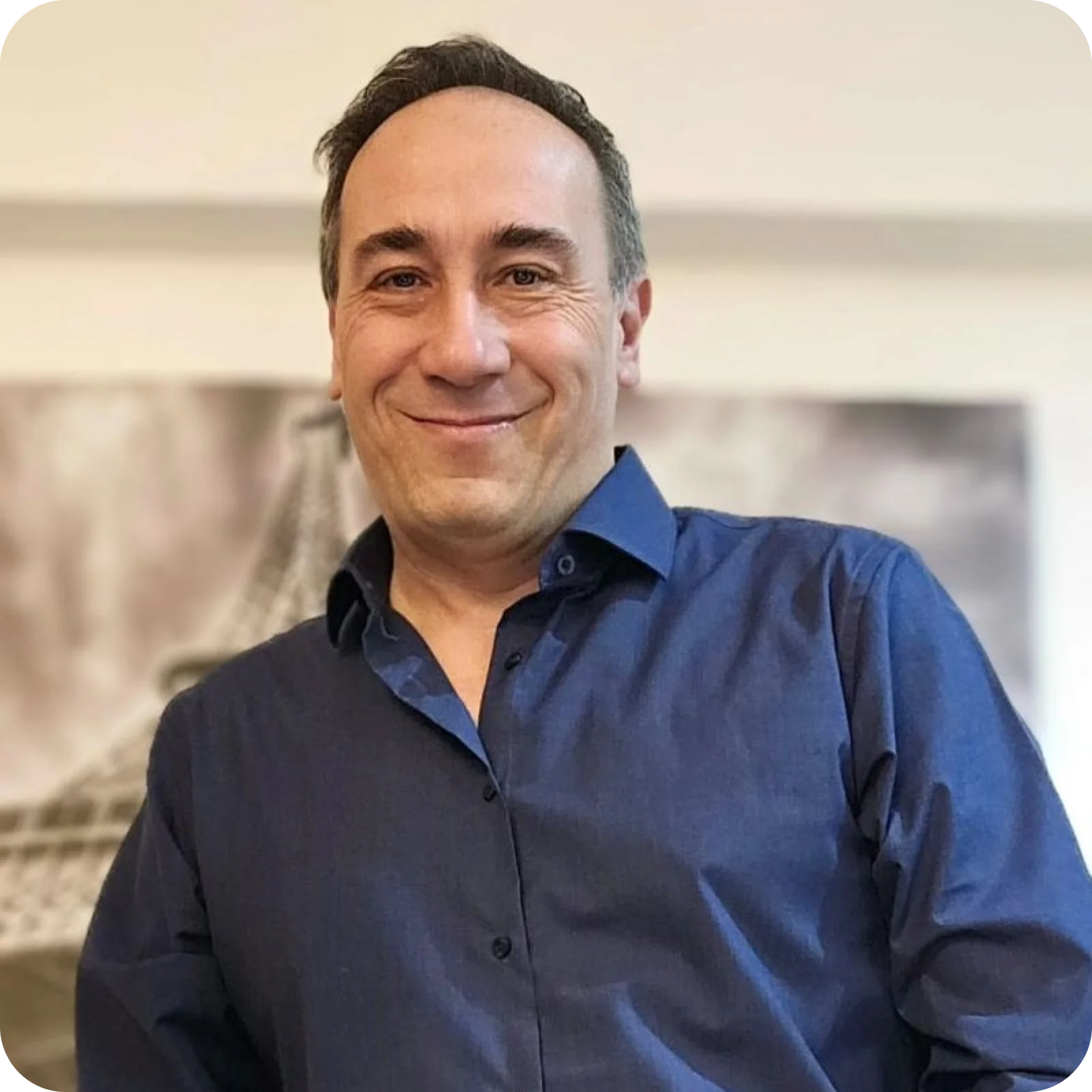 Alejandro Juroczko, especialista en Focusing para empresas y Liderazgo, sonriendo en un entorno profesional. Potenciar Focusing.